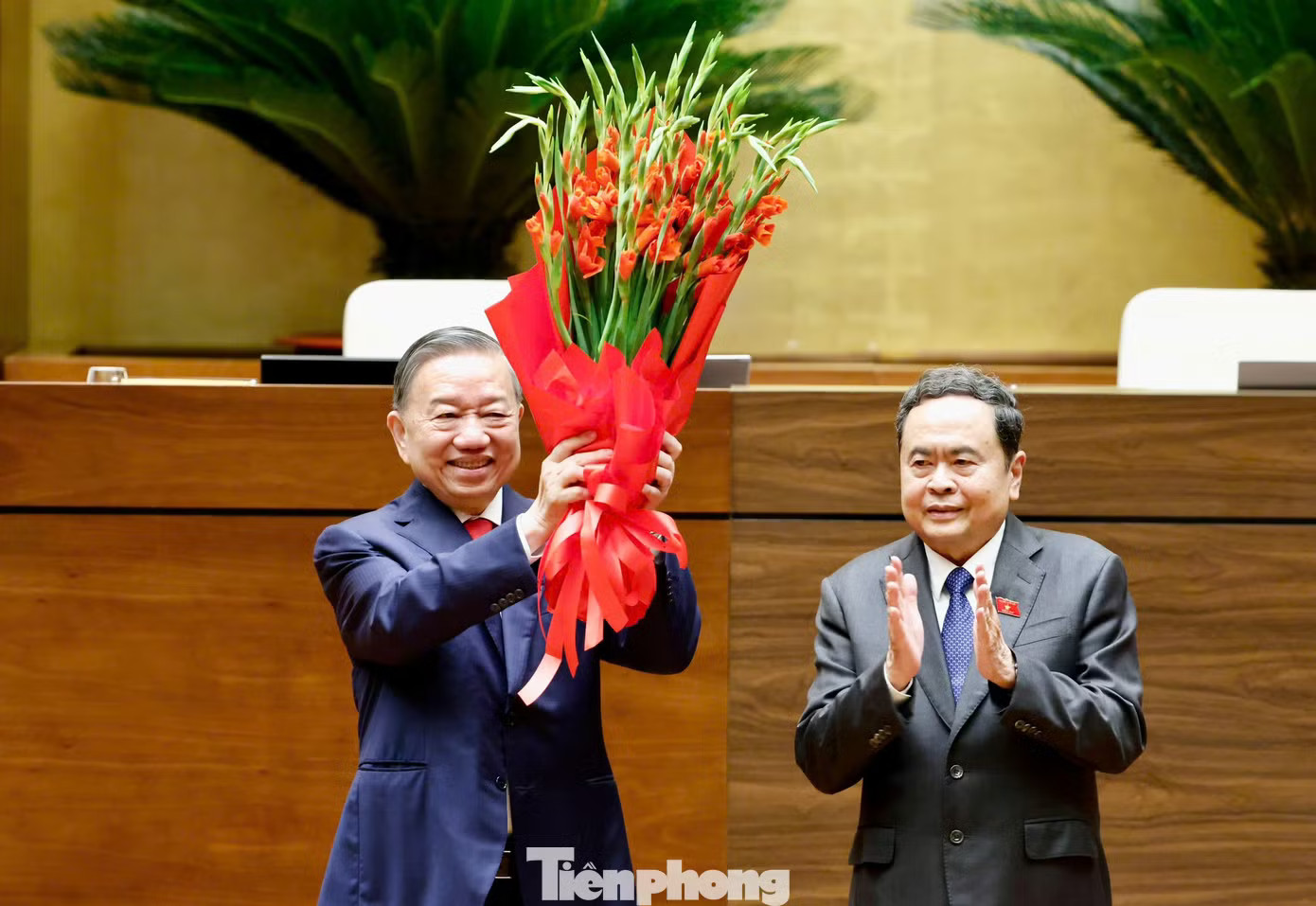 Chủ tịch Quốc hội Trần Thanh Mẫn tặng hoa chúc mừng Tổng Bí thư, Chủ tịch nước Tô Lâm. Ảnh: Như Ý. Tổng Bí thư, Chủ tịch nước Tô Lâm: Nói đi đôi với làm, làm đến cùng, làm vì Nhân dân - Ảnh 5.