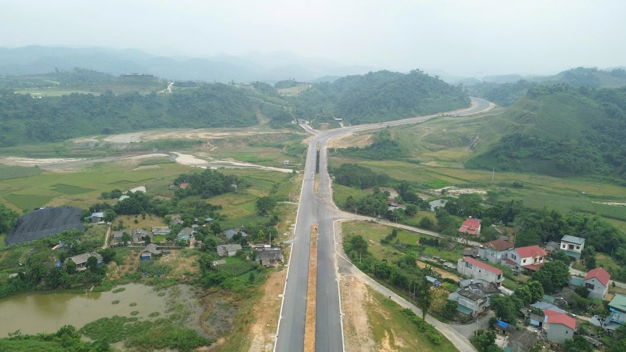 Sắp thông xe tuyến đường 1.500 tỷ chạy dọc sông Hồng, kết nối đến vùng biên giới- Ảnh 1. Sắp thông xe tuyến đường 1.500 tỷ chạy dọc sông Hồng, kết nối đến vùng biên giới- Ảnh 1.