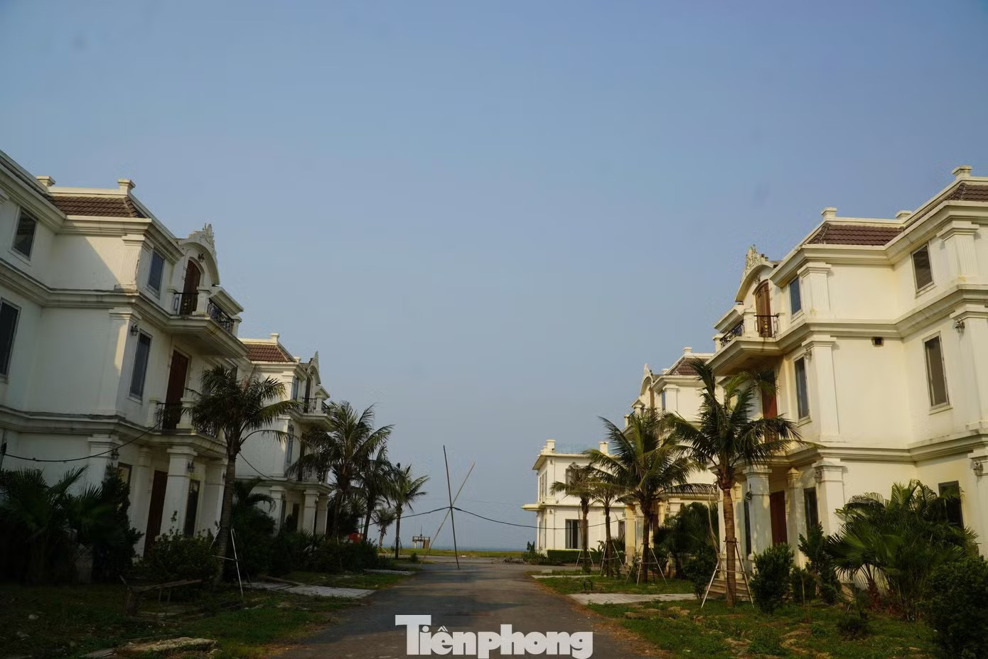 Lần điều chỉnh này mở ra cơ hội để dự án hoàn thiện, trở thành điểm nhấn du lịch biển cao cấp tại Lộc Hà và góp phần thúc đẩy phát triển kinh tế địa phương. Tuy nhiên, với tiến độ 24 tháng để hoàn thành toàn bộ dự án, nhà đầu tư sẽ phải đối mặt với thách thức không nhỏ về tổ chức nhân lực và quản lý thi công đồng bộ. Trầy trật 'số phận' dự án nghỉ dưỡng ven biển hơn 450 tỷ - Ảnh 4.