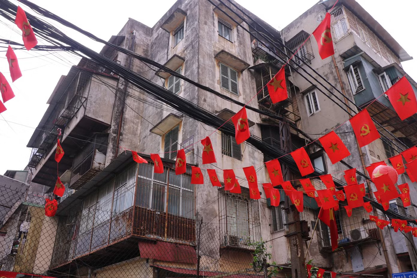 Nhiều hộ dân phải cơi nới để mở rộng không gian sống tại 135 Nguyễn Văn Cừ - Hà Nội. Ảnh: Lâm Thùy Dương Chờ đợi một cuộc “đổi đời” - Ảnh 2.