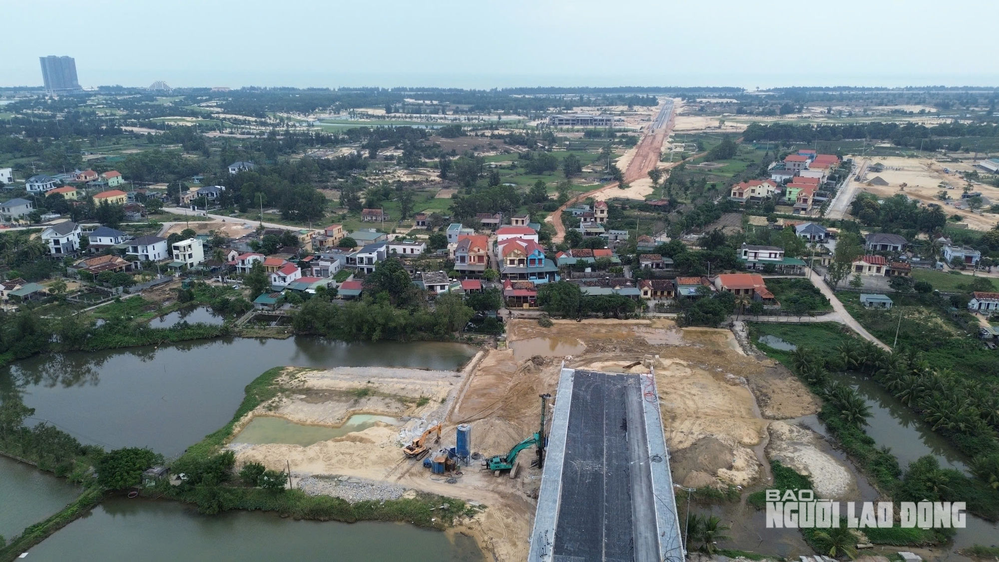 Cây cầu nghìn tỷ tại tỉnh hẹp nhất Việt Nam đã sáng đèn nhưng vẫn chưa thông xe- Ảnh 3. Cây cầu nghìn tỷ tại tỉnh hẹp nhất Việt Nam đã sáng đèn nhưng vẫn chưa thông xe- Ảnh 3.