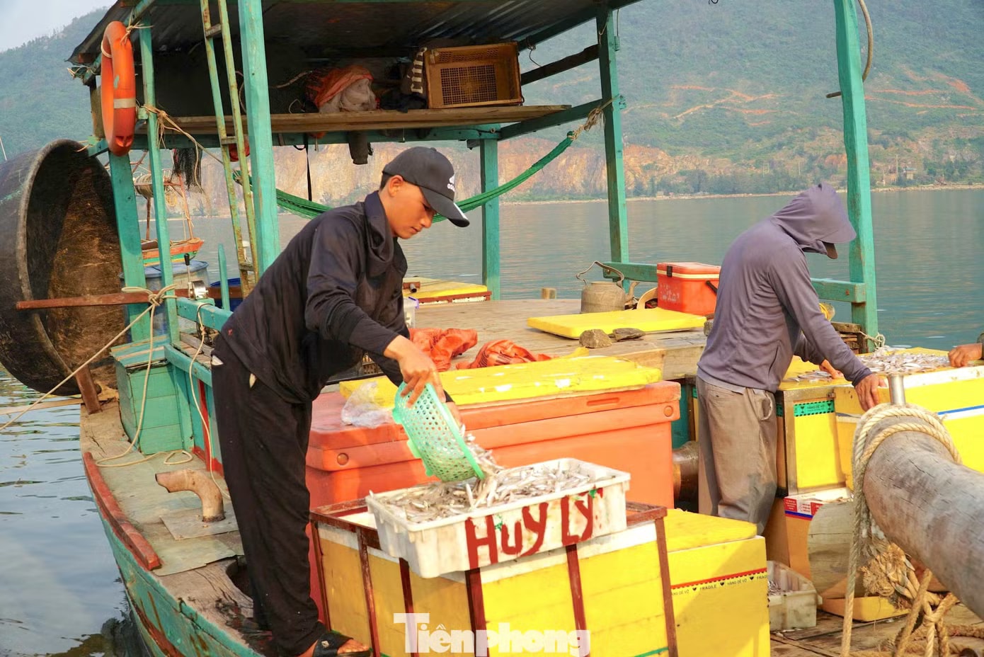 Chuyến biển thu 3 tạ cá, vì sao tiền công chỉ 200.000 đồng/người? - Ảnh 1.
