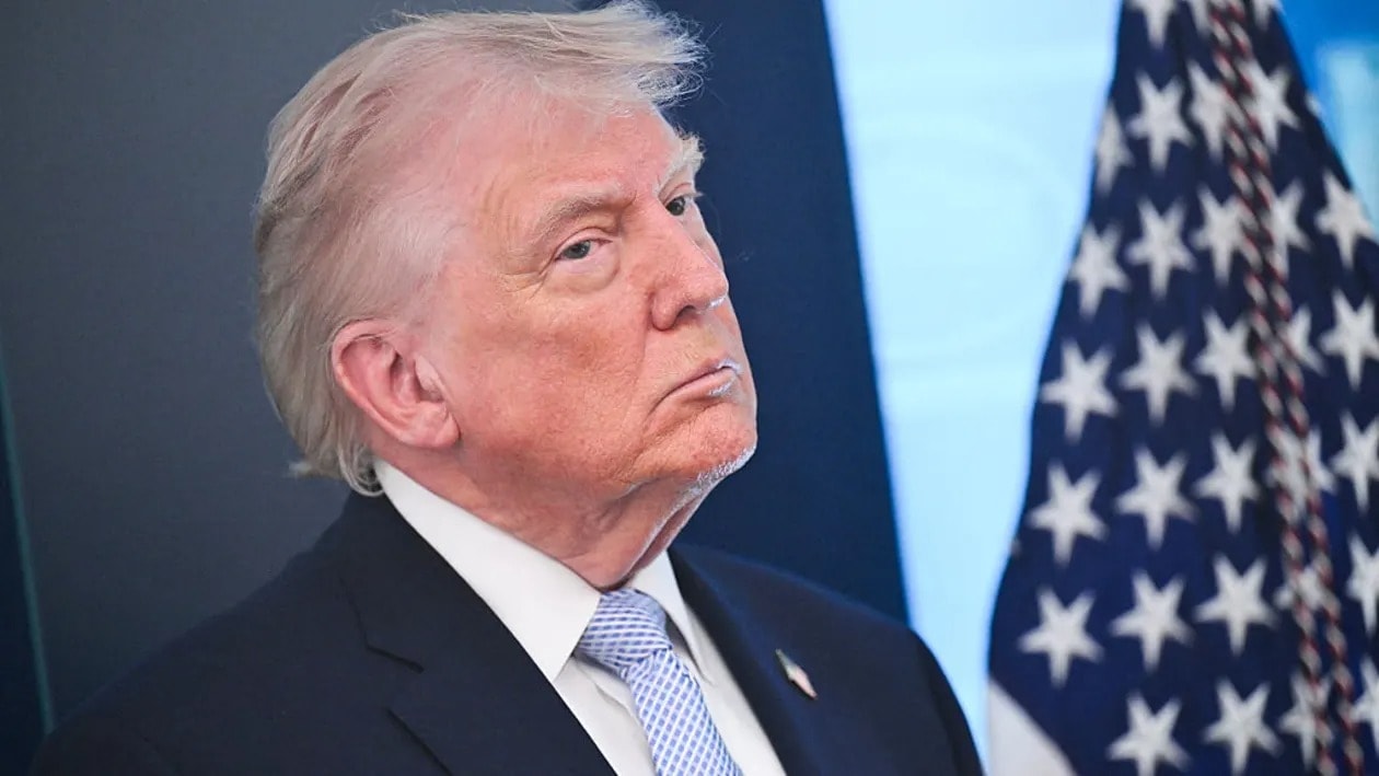 Ông Trump đe dọa áp thuế 50% với các nước cung cấp vũ khí cho Iran, Dow Jones tăng hơn 1.300 điểm