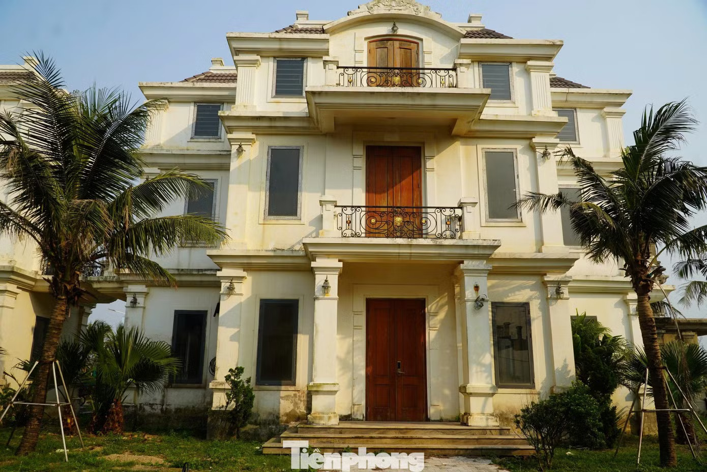 Liên quan đến vấn đề này, đại diện UBND xã Lộc Hà cho biết sau thời gian dài dừng hoạt động và bỏ hoang, dự án đã được điều chỉnh tiến độ và tăng tổng mức đầu tư. Chính quyền địa phương kỳ vọng việc tái triển khai sẽ góp phần thúc đẩy phát triển du lịch biển trên địa bàn. Trầy trật 'số phận' dự án nghỉ dưỡng ven biển hơn 450 tỷ - Ảnh 13.