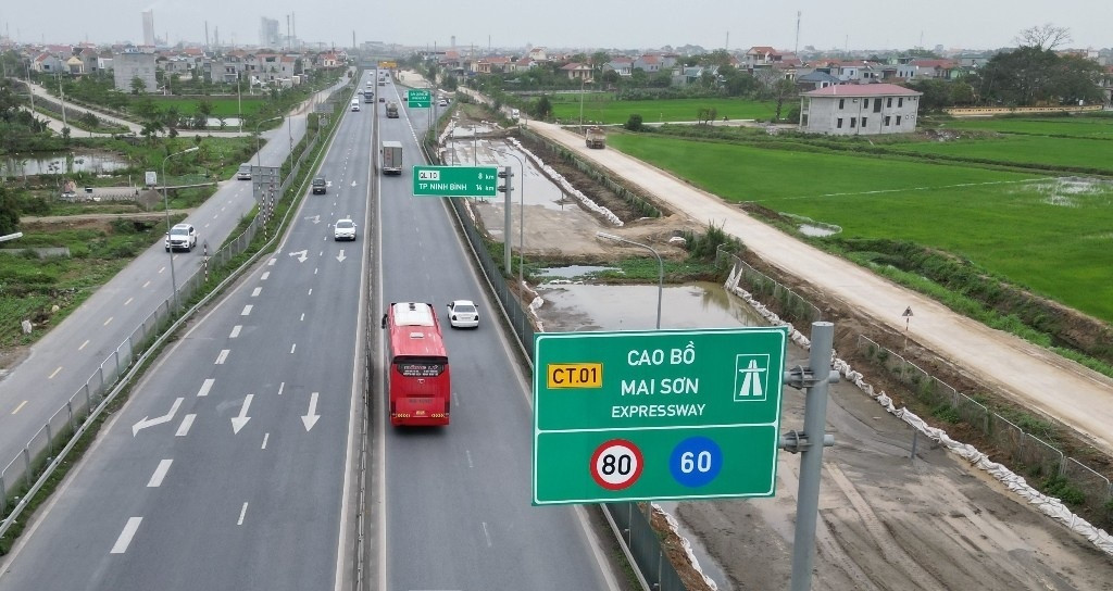 Chỉ 2 tháng nữa, chính thức hoàn thiện ‘lên đời’ tuyến cao tốc huyết mạch đi xuyên Ninh Bình- Ảnh 2. Chỉ 2 tháng nữa, chính thức hoàn thiện ‘lên đời’ tuyến cao tốc huyết mạch đi xuyên Ninh Bình- Ảnh 2.