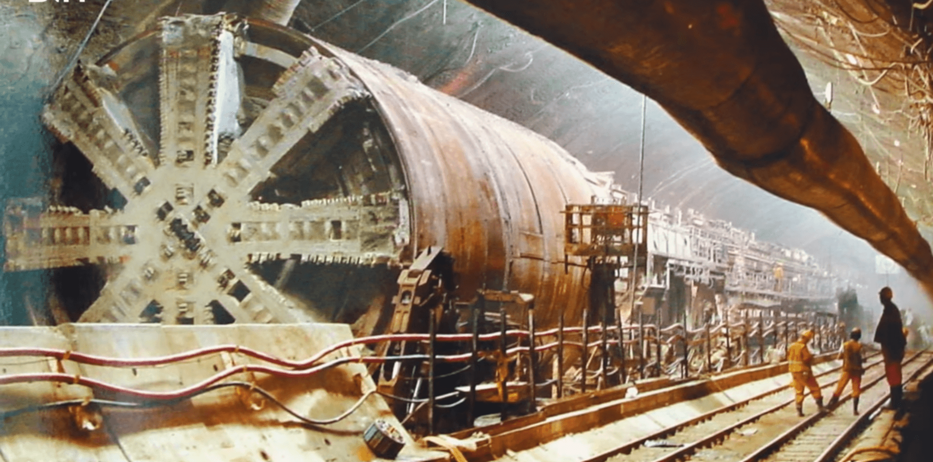 13.000 công nhân, 11 cỗ máy TBM hoàn tất xây dựng đường hầm đường sắt dài 50km, vốn đầu tư hơn 390.000 tỷ đồng - Ảnh 2.
