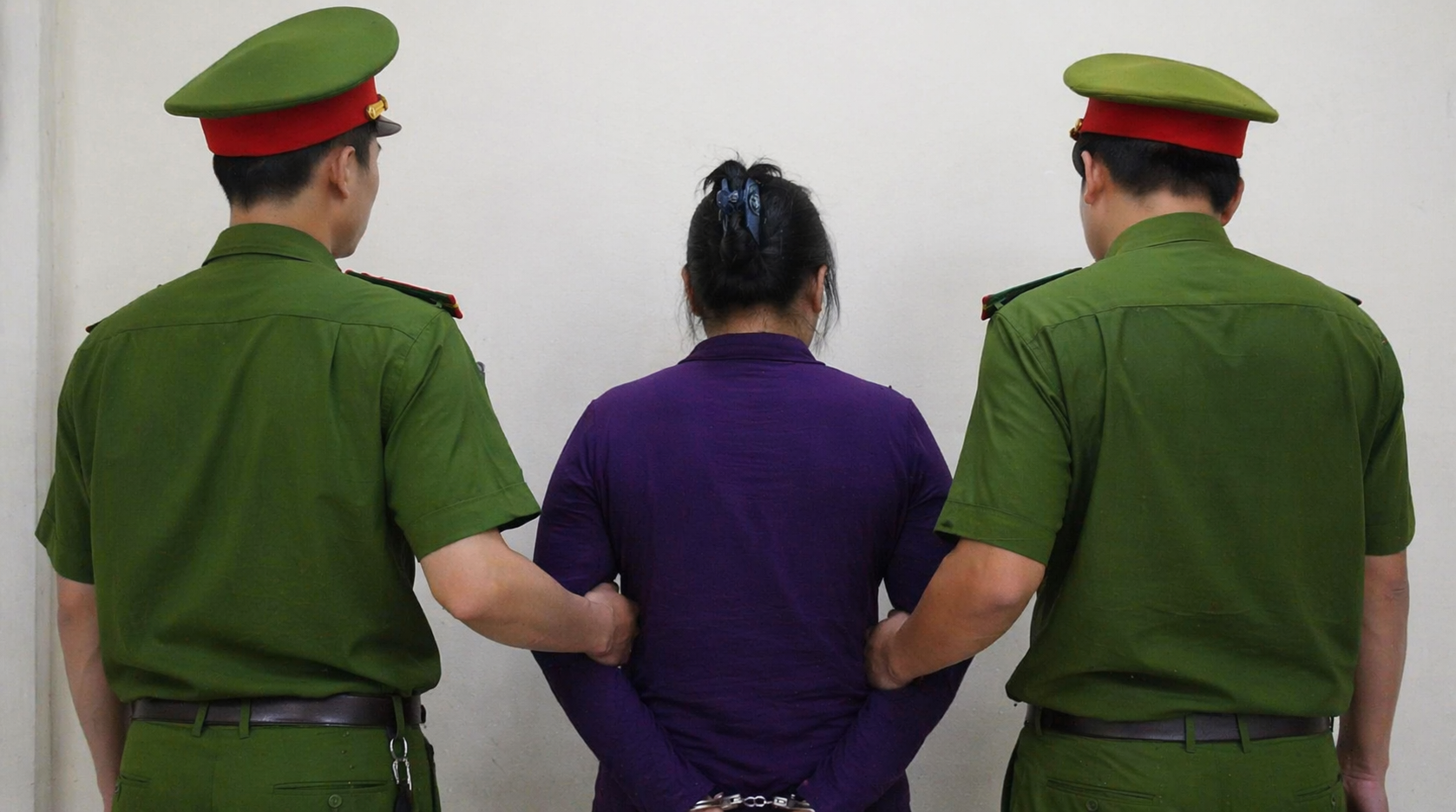 Bích Phượng bị bắt do chiêu 'bán đất giấy, hứa sổ thật'