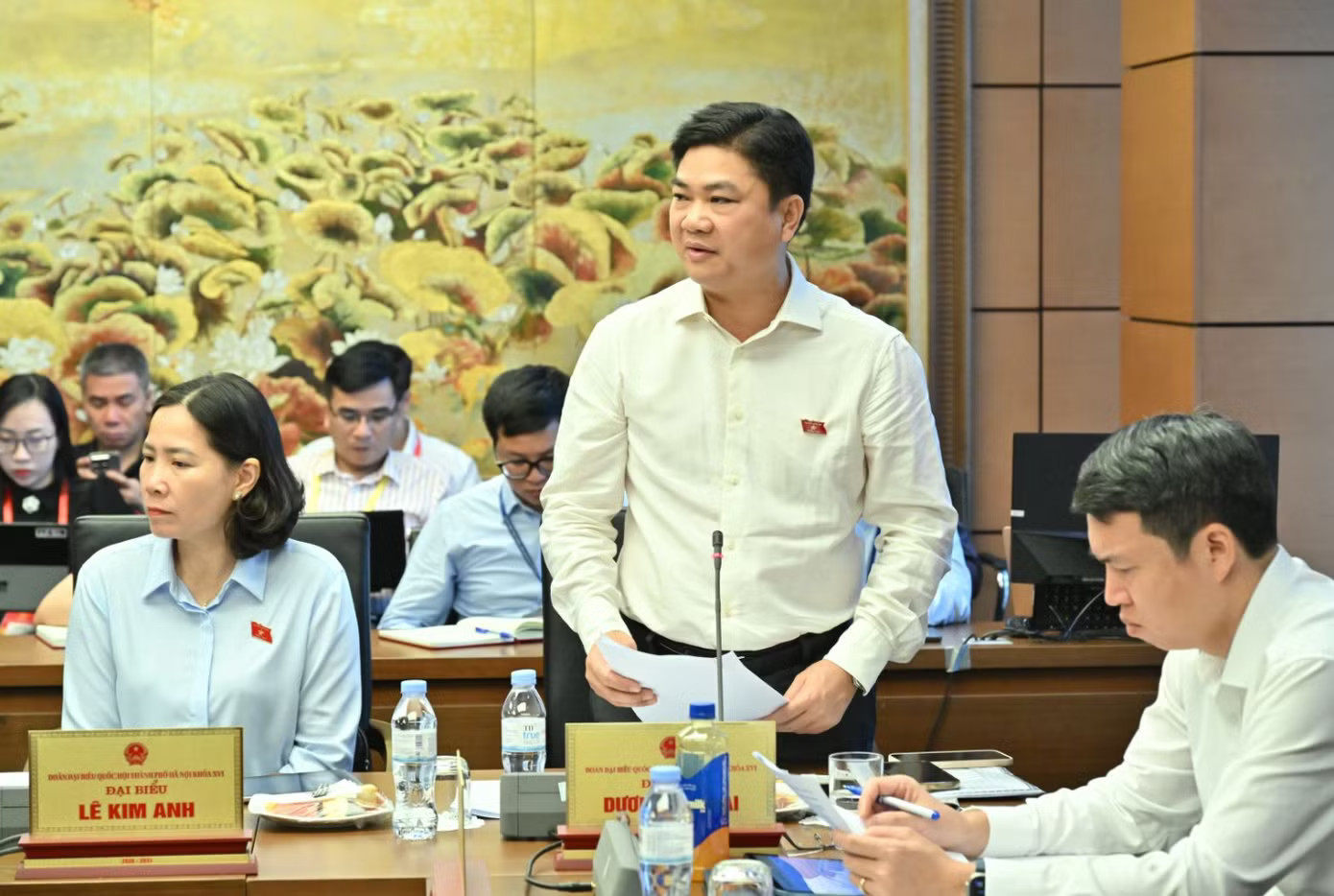 Đại biểu Dương Đức Hải phát biểu. Mua bán xe máy cũ không nên bắt buộc phải công chứng - Ảnh 1.