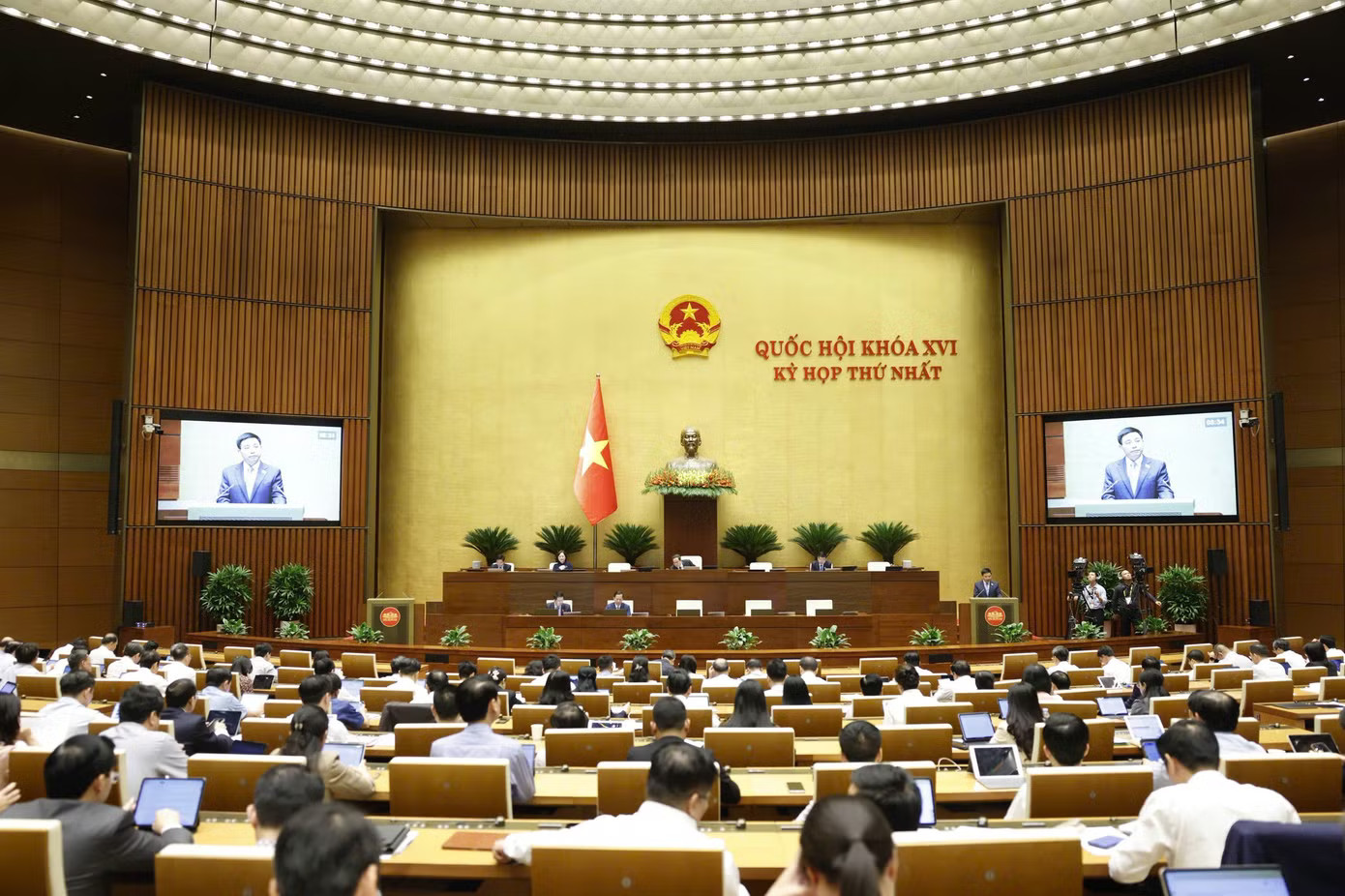 Quốc hội nghe tờ trình của Chính phủ về dự kiến Kế hoạch 5 năm 2026-2030. Ảnh: Như Ý Phấn đấu tăng trưởng 10% trở lên, GDP bình quân đầu người đạt 8.500 USD vào năm 2030 - Ảnh 2.