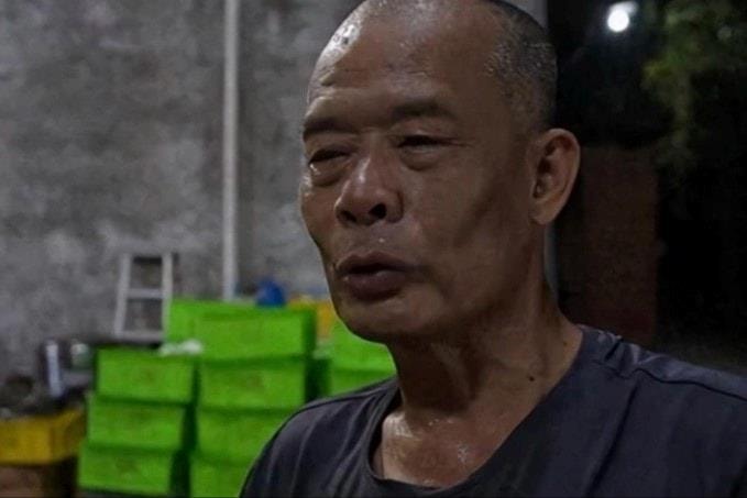 Chủ quán lẩu tự chê món ăn ‘có thể gây tiêu chảy’, 3.000 lượt khách vẫn xếp hàng dài, ngồi trong ô tô chờ đến lượt