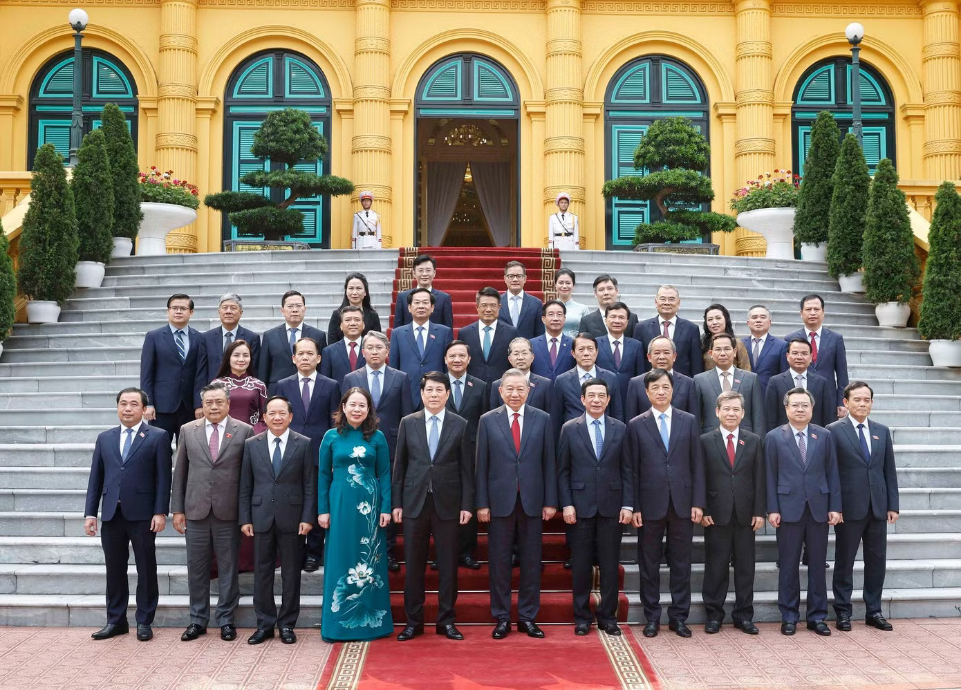 Tổng Bí thư, Chủ tịch nước Tô Lâm và nguyên Chủ tịch nước Lương Cường cùng các đại biểu. Ảnh: TTXVN. Bàn giao công tác giữa Tổng Bí thư, Chủ tịch nước Tô Lâm và nguyên Chủ tịch nước Lương Cường - Ảnh 6.
