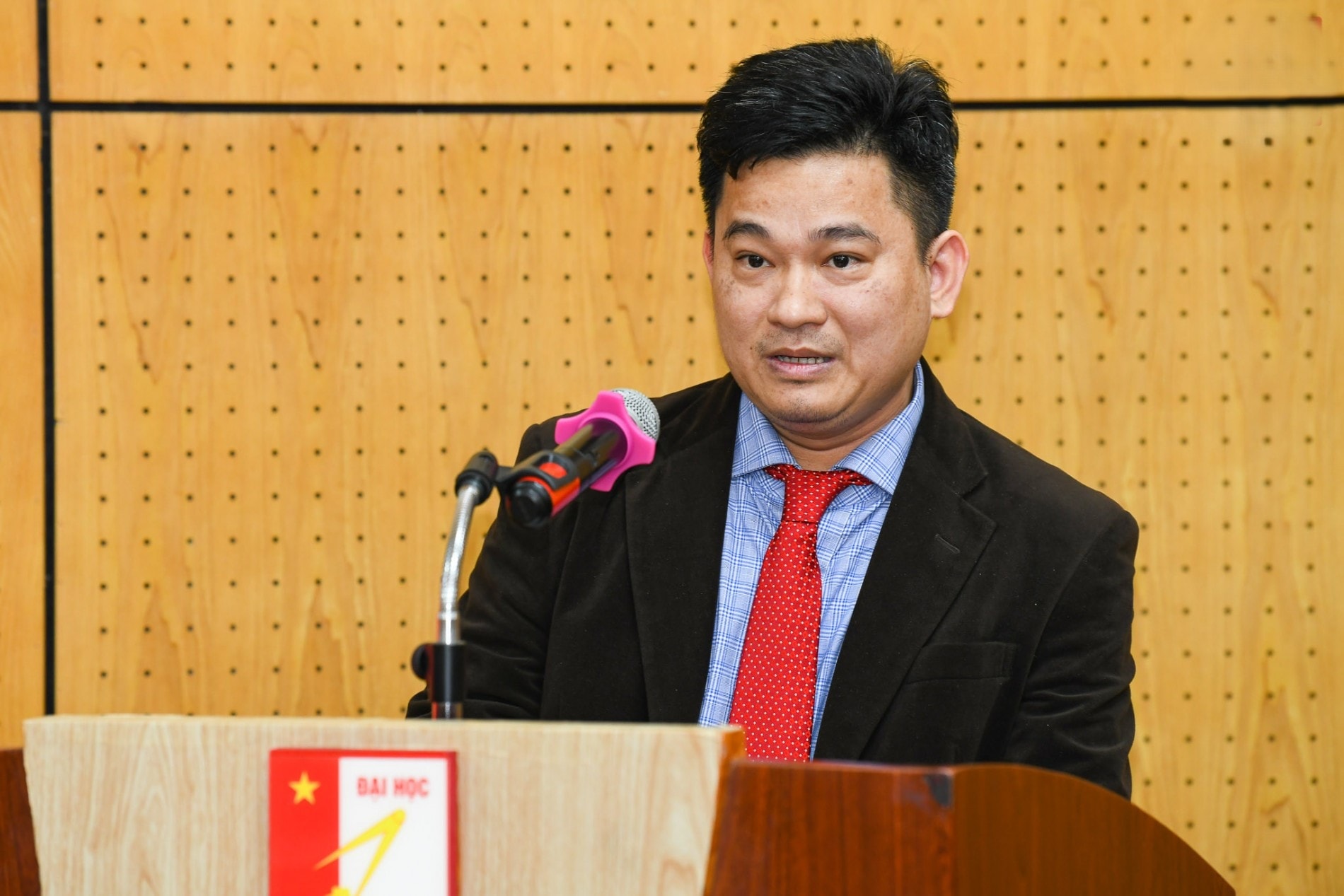 giao-su-chu-manh-hoang-1.jpg