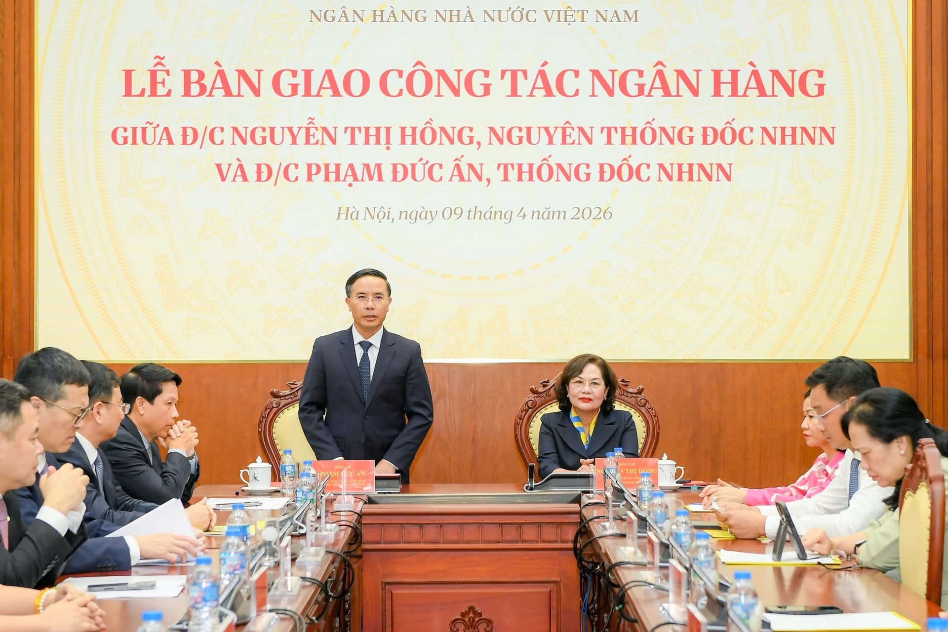 'Chuyển giao quyền lực' tại NHNN: Phó Chủ tịch Quốc hội Nguyễn Thị Hồng bàn giao, tân Thống đốc NHNN Phạm Đức Ấn tiếp quản 'ghế nóng'