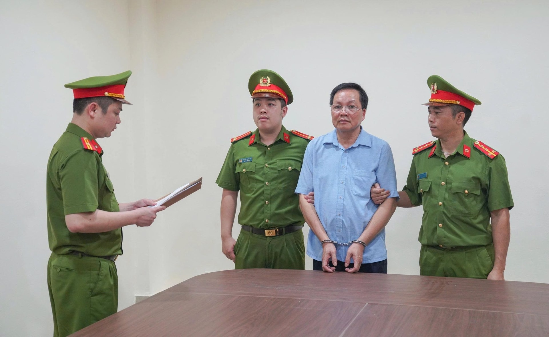 Khởi tố, bắt giam Giám đốc, Hiệu trưởng, kế toán 'ăn chặn' tiền trợ cấp cho người tâm thần, người khuyết tật - Ảnh 1.