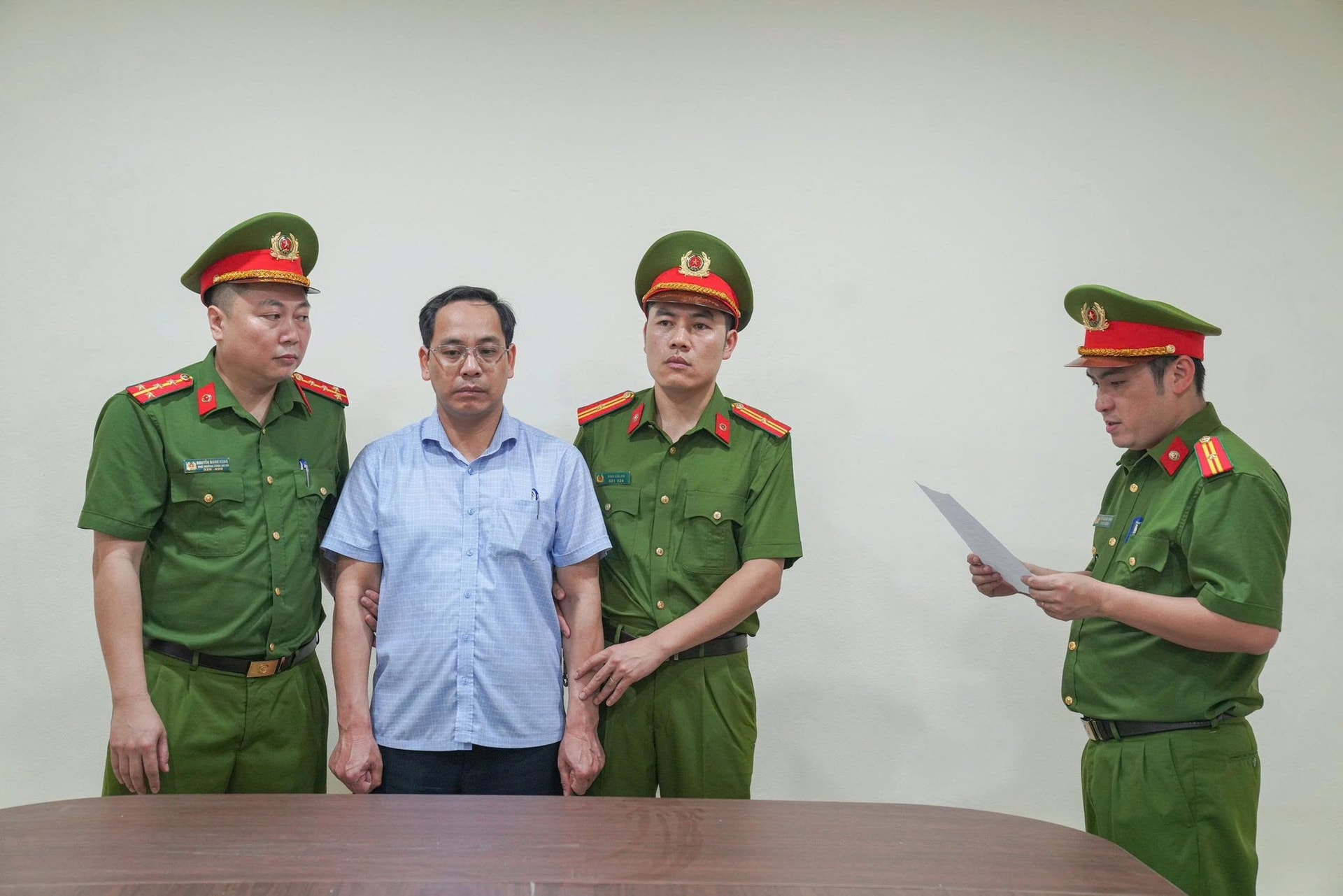 Khởi tố, bắt giam Giám đốc, Hiệu trưởng, kế toán 'ăn chặn' tiền trợ cấp cho người tâm thần, người khuyết tật - Ảnh 3.