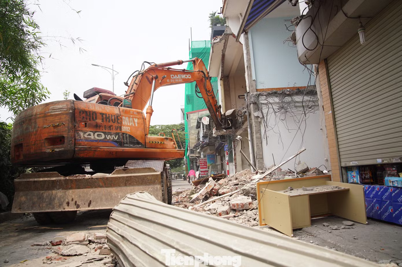 Sau khi dọn đồ đạc, máy xúc tiến hành phá dỡ ngay các công trình Hà Nội: Hỗ trợ 49 hộ dân dọn dẹp, tháo dỡ nhà để làm trụ cầu Tứ Liên - Ảnh 5.
