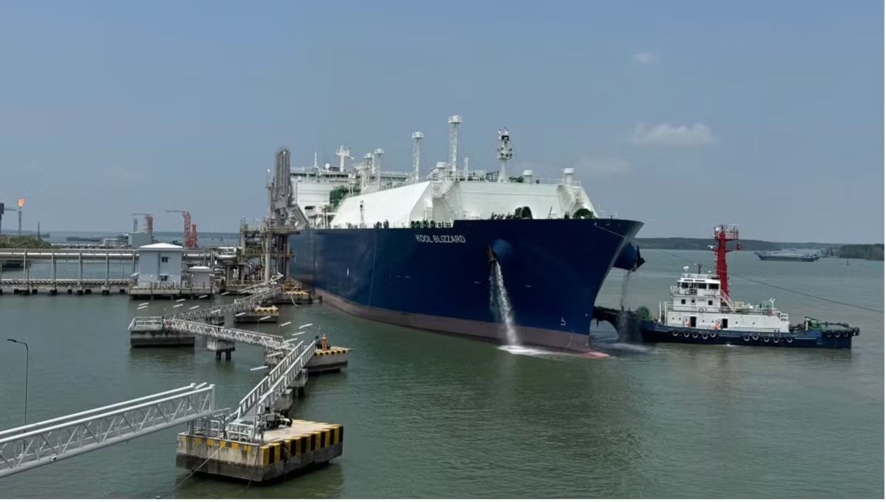 Doanh nghiệp giảm phụ thuộc Trung Đông, chuyển hướng nhập xăng dầu, LNG - Ảnh 1.