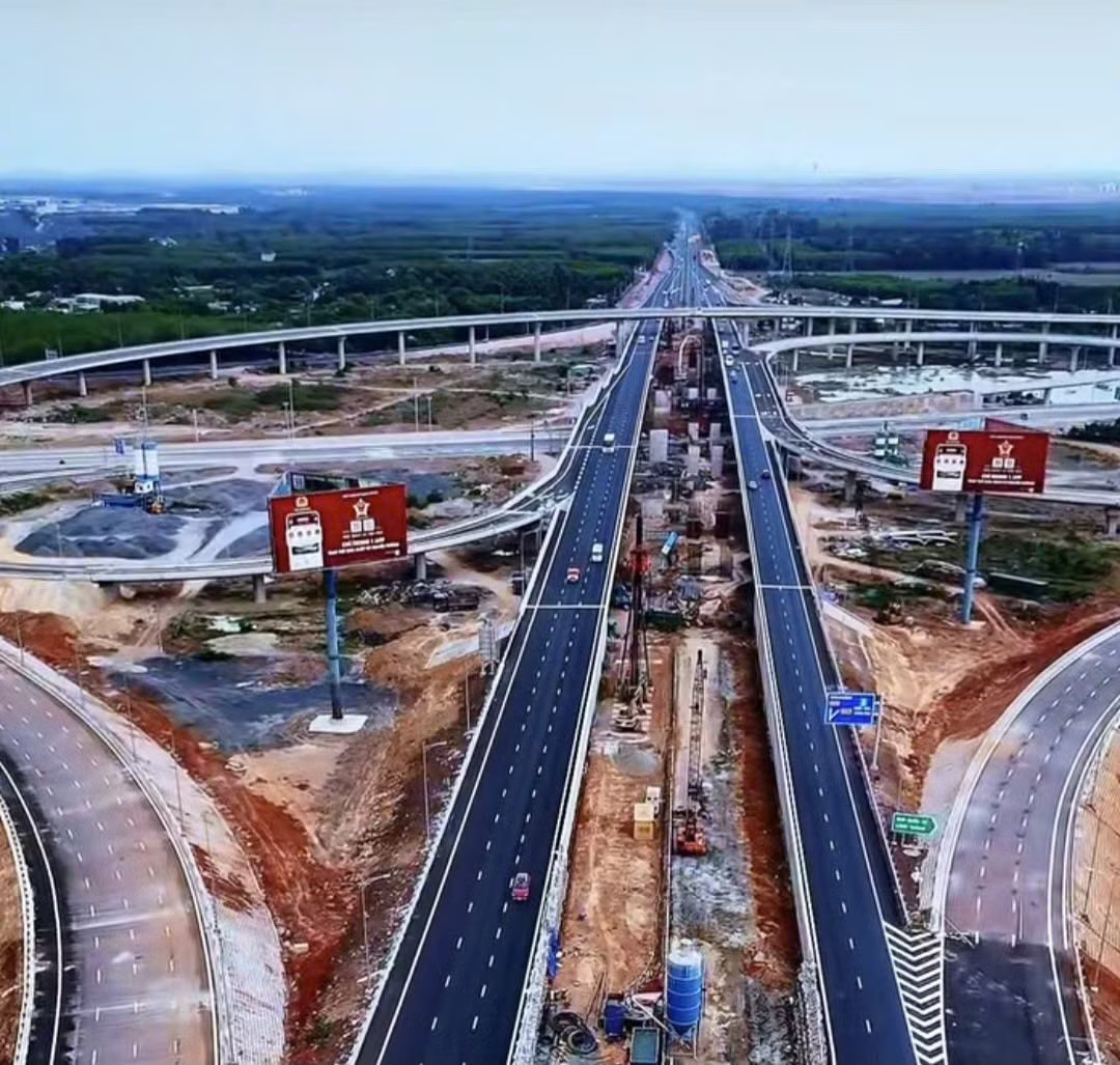 Hệ thống giao thông qua tỉnh Đồng Nai đang được mở rộng, kết nối đồng bộ Sắp xây thêm cao tốc từ cửa ngõ phía Đông TPHCM đến cầu Thủ Biên - Ảnh 1.