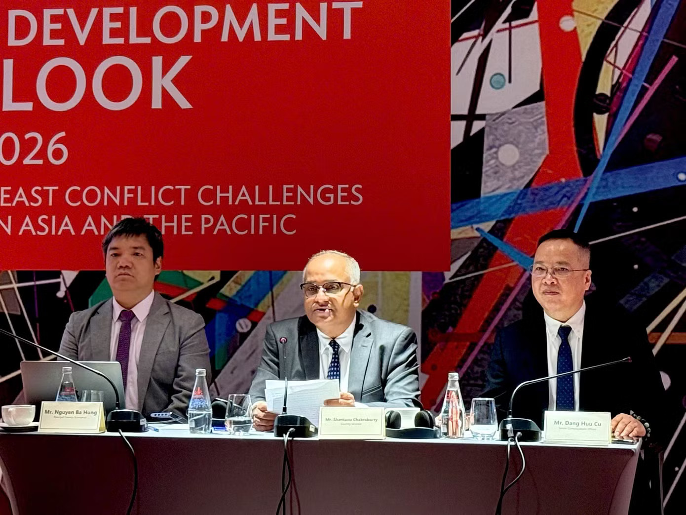 ADB họp báo sáng 10/4 tại Hà Nội. ADB: Kinh tế Việt Nam vững vàng trước thách thức toàn cầu - Ảnh 1.