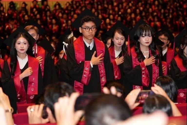 Khoảnh khắc các tân cử nhân cúi đầu tri ân thầy cô, cha mẹ trong lễ tốt nghiệp. Ảnh: Tổng hợp