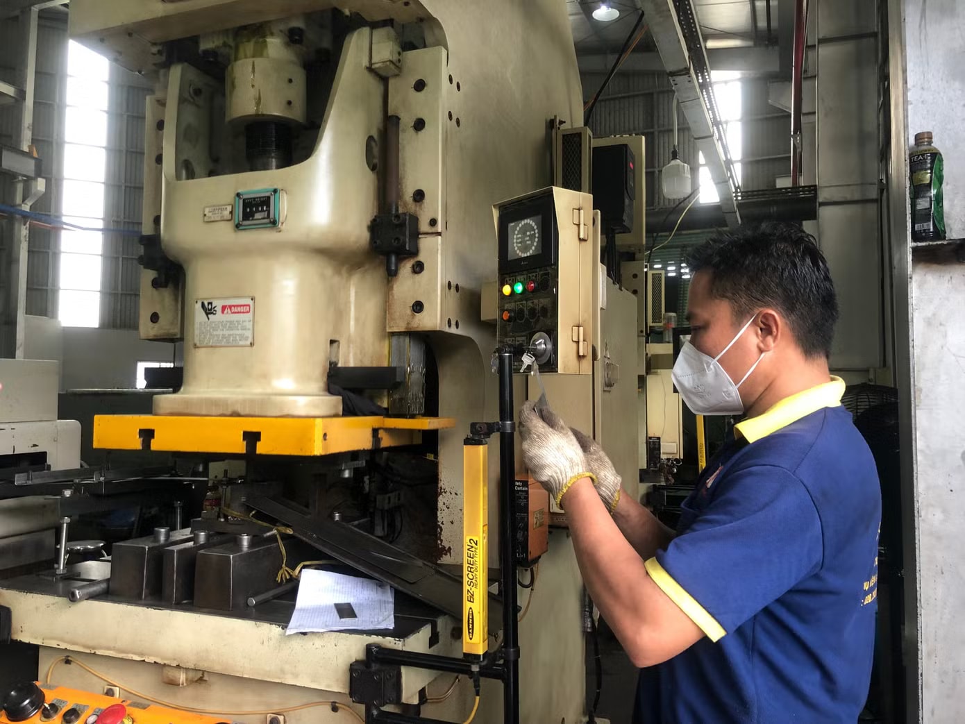 Chi phí 'neo' cao, doanh nghiệp căng mình giữ giá - Ảnh 2.