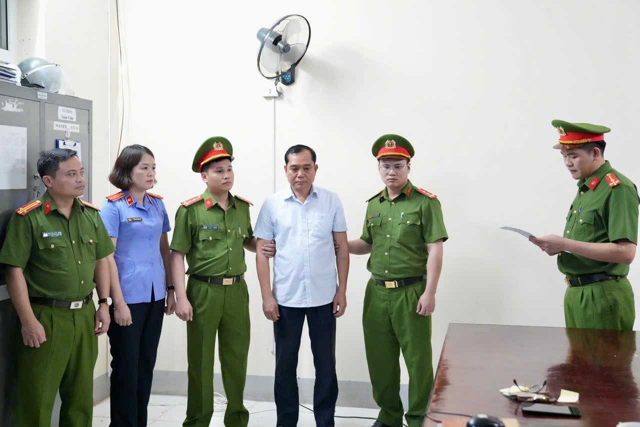 Khám xét nơi ở, nơi làm việc, bắt khẩn cấp Phó Chủ tịch phường Phúc Yên - Ảnh 1.