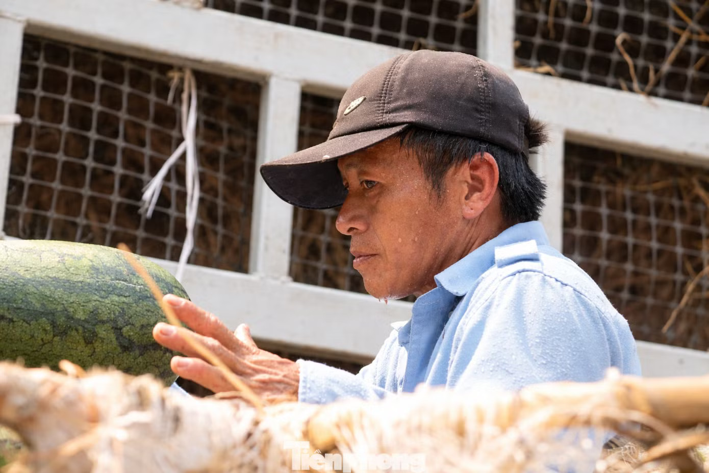 Mồ hôi ướt đẫm trên gương mặt người cửu vạn. Nắng hơn 40 độ C, người lao động gồng mình mưu sinh - Ảnh 4.
