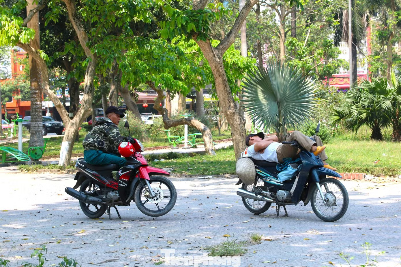 Đợt nắng nóng đầu mùa khiến những lao động làm việc ngoài trời trở thành nhóm chịu ảnh hưởng rõ rệt nhất. Sau nhiều giờ làm việc, không ít người phải tìm đến các công viên hoặc nơi có bóng cây để ngồi nghỉ, lấy lại sức trước khi tiếp tục công việc mưu sinh. Nắng hơn 40 độ C, người lao động gồng mình mưu sinh - Ảnh 14.