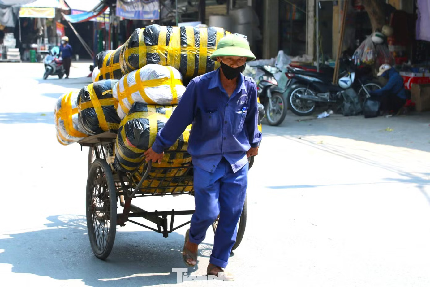 Tấm áo ướt sũng sau vài giờ làm việc ngoài trời nắng. Nắng hơn 40 độ C, người lao động gồng mình mưu sinh - Ảnh 13.