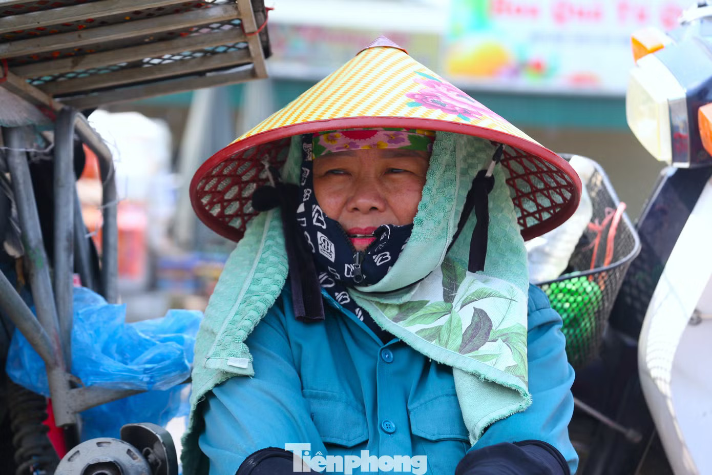 Người phụ nữ quấn thêm khăn lên đầu để che nắng. Nắng hơn 40 độ C, người lao động gồng mình mưu sinh - Ảnh 12.