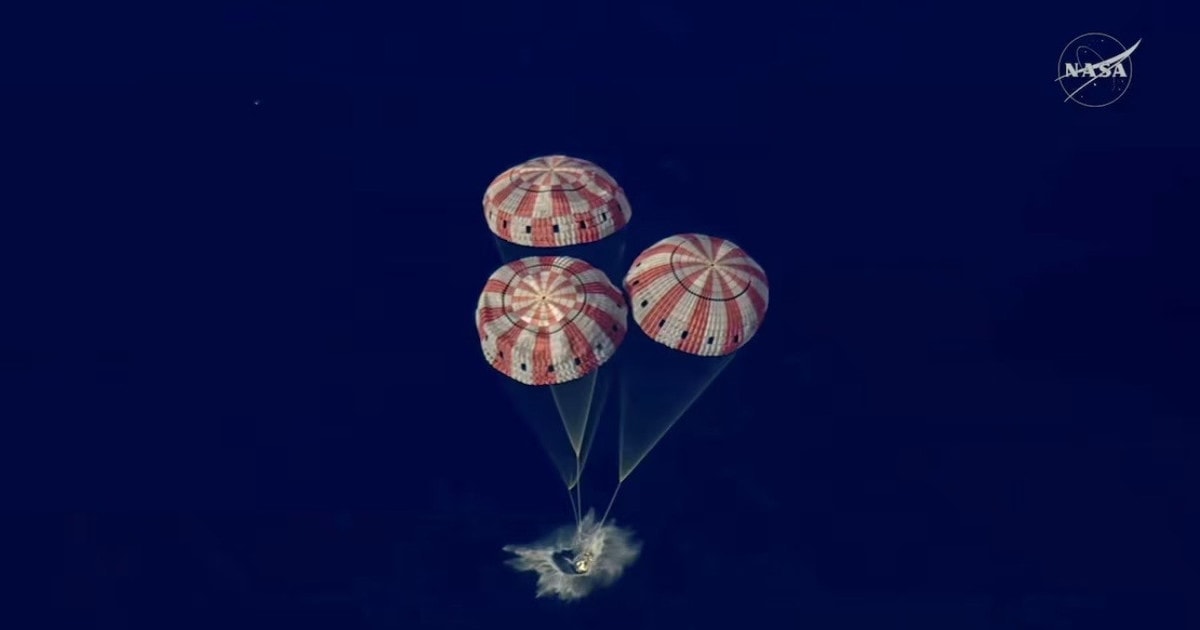 Màn trở về 'nín thở' của 4 phi hành gia sau chuyến du hành kỷ lục tới Mặt trăng