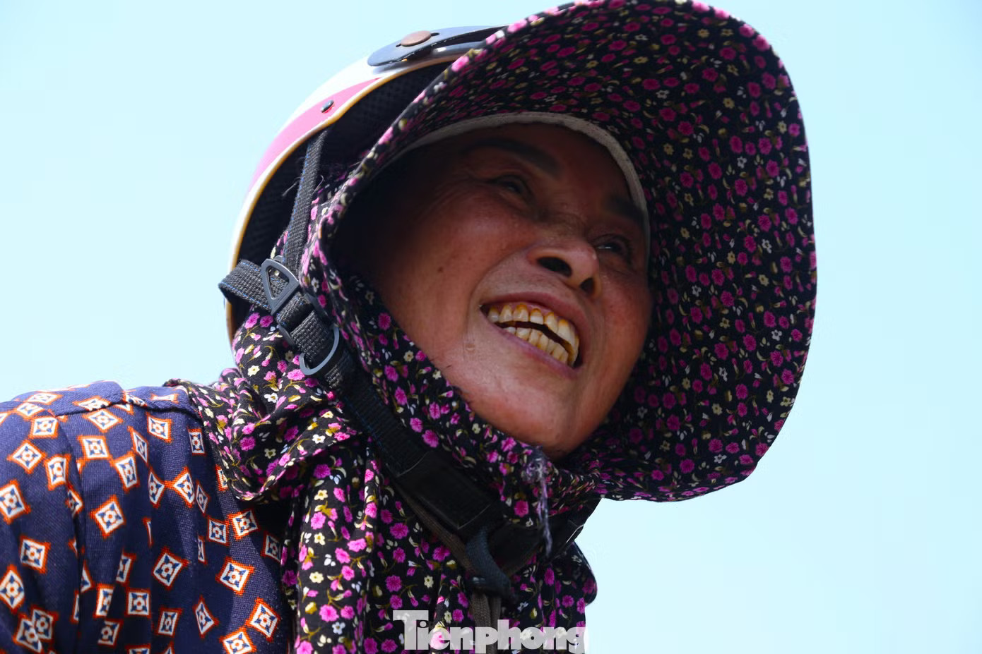 Hàng ngày, bà Chu Phượng (60 tuổi, trú xã Hưng Nguyên) vẫn đều đặn mang rau ra chợ bán. Ngồi bán ngoài trời, nắng dội thẳng xuống khiến bà nhiều lúc cảm thấy khó thở. Dù vậy, người phụ nữ vẫn nở nụ cười tươi khi có khách ghé mua hàng. “Tôi quen rồi, không đi bán thì cũng không có thu nhập. Nắng nóng thì chịu khó che chắn, uống nhiều nước cho đỡ mệt”, bà Phượng nói. Nắng hơn 40 độ C, người lao động gồng mình mưu sinh - Ảnh 5.