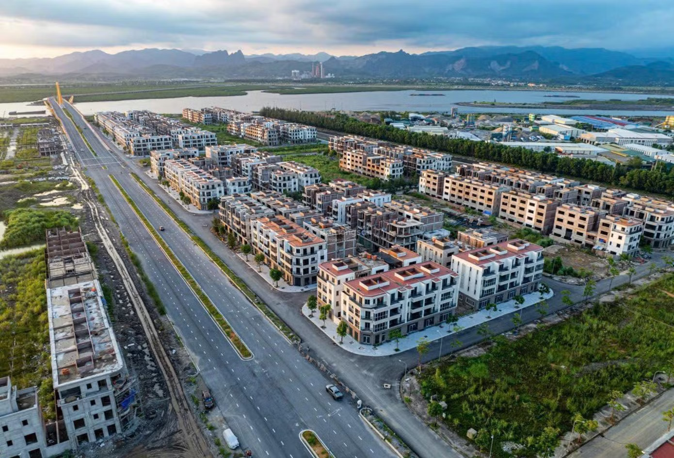 Dự án FLC Tropical City Ha Long nhiều năm không ra được sổ đỏ. Quảng Ninh yêu cầu thu hồi nợ thuế tại hai dự án 16 nghìn tỷ đồng của FLC - Ảnh 2.