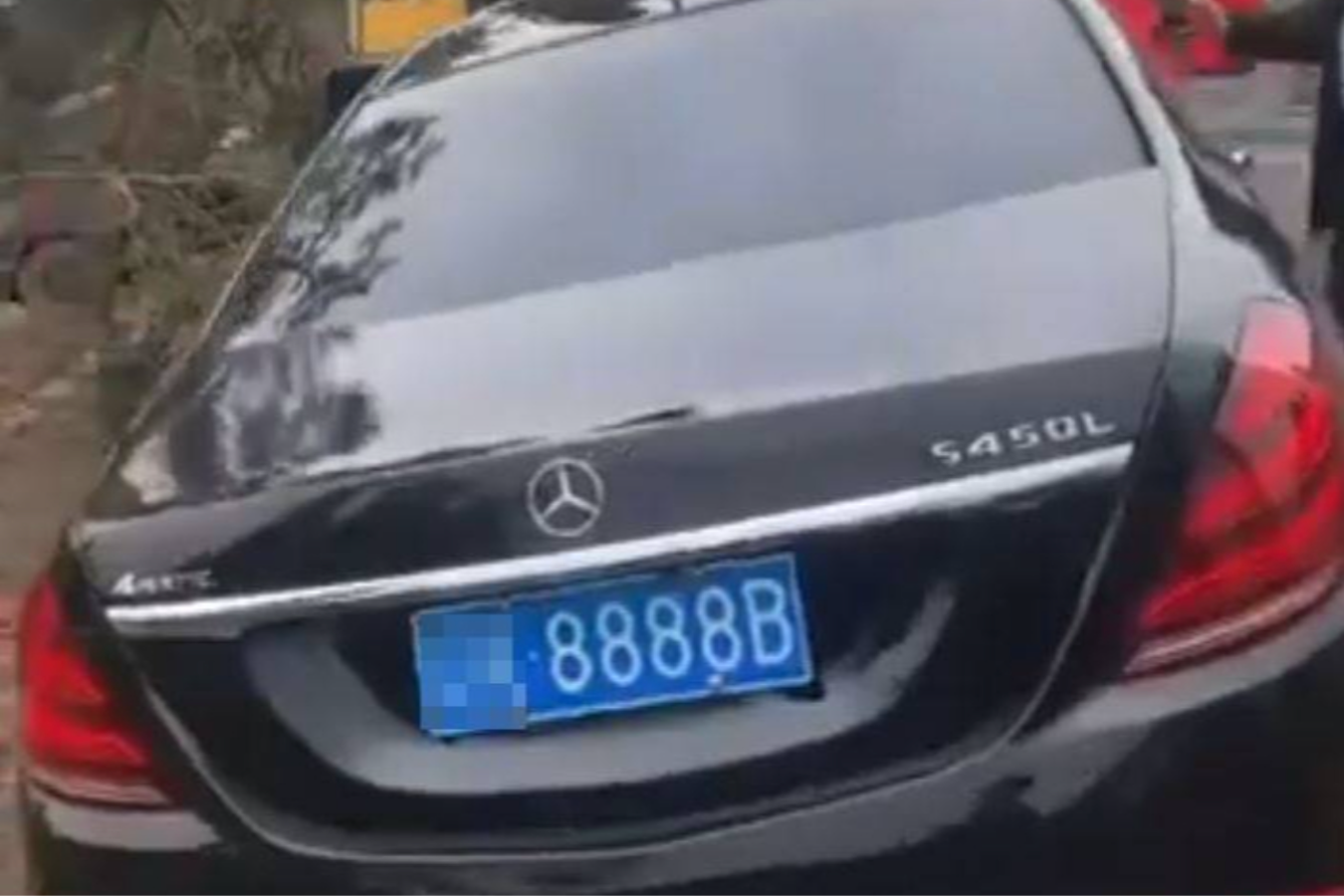 Một gia đình chôn chiếc Mercedes biển 8888, trị giá hơn 4 tỷ đồng xuống mộ cho người đã khuất