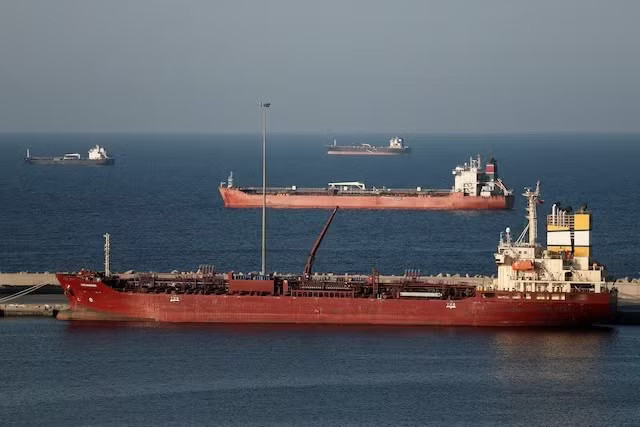 Tàu chở dầu neo đậu tại Oman trong bối cảnh Iran tuyên bố đóng cửa eo biển HormuzẢnh: Reuters Mỹ muốn cùng Iran quản lý, khai thác eo biển Hormuz? - Ảnh 1.
