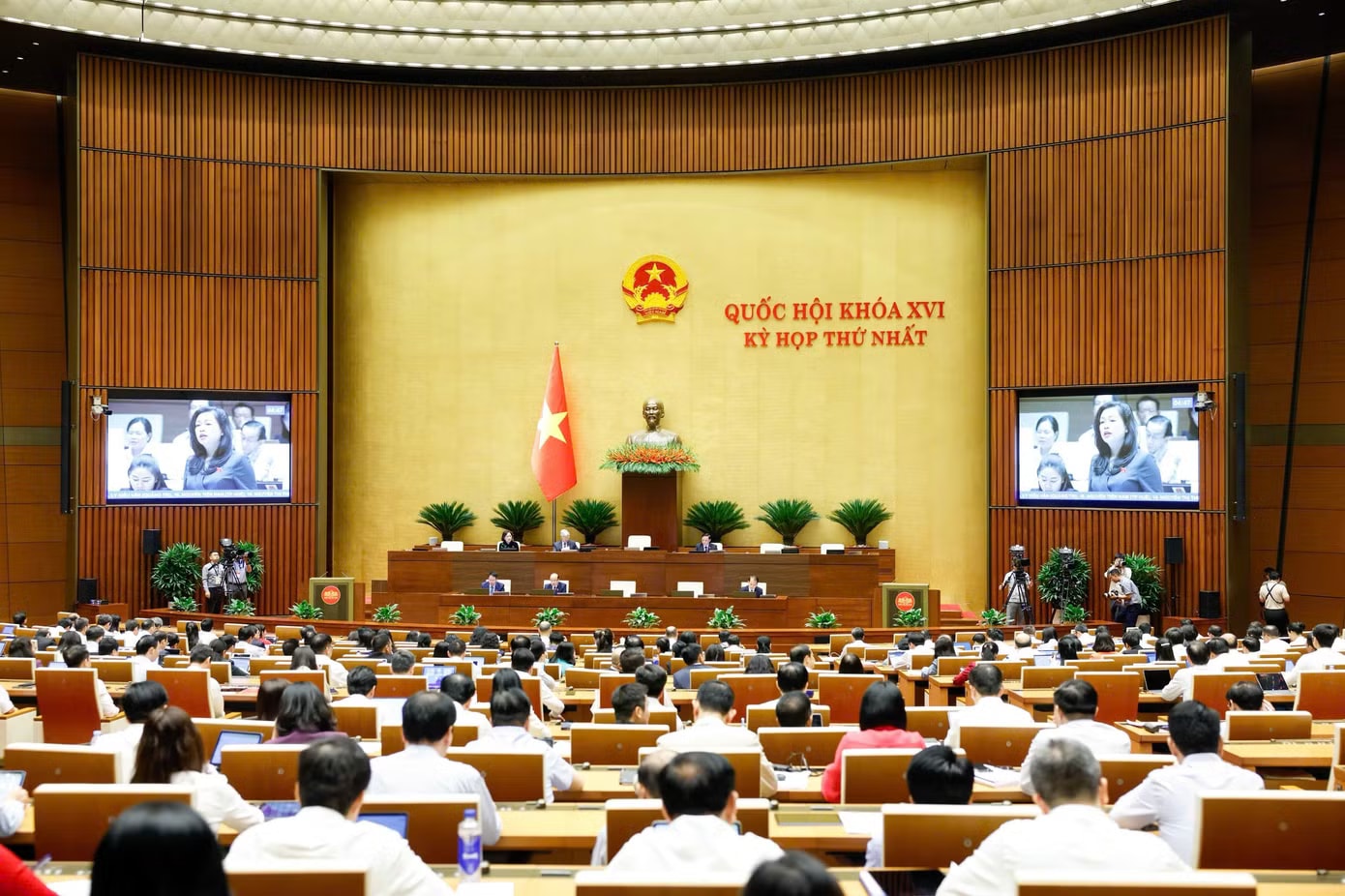 Bộ trưởng Tư pháp: Giao dịch bất động sản phải công chứng theo địa hạt để ‘ngăn chặn gian lận’ - Ảnh 2.
