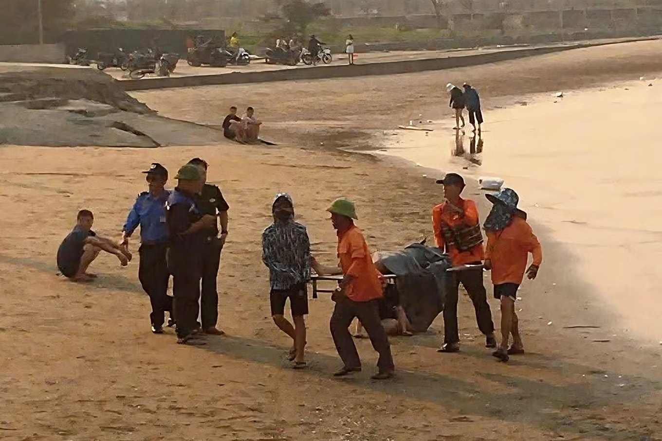 Lao vào dòng xoáy giữa biển động, nam sinh lớp 10 cứu hai người thoát nạn - Ảnh 1.
