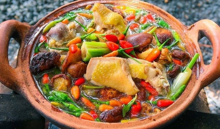 Lạ lùng quán lẩu gà thực khách phải tranh nhau xin được... 'đau bụng': Ông chủ quán chỉ muốn được nghỉ làm để đi hát karaoke nhưng 'thời tới không thể cản'