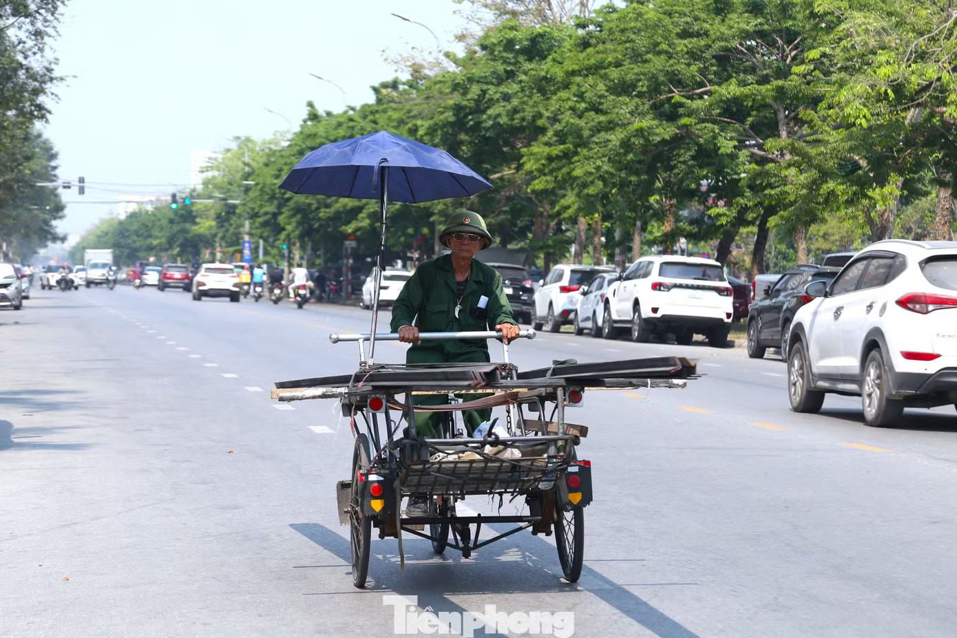 Những ngày này, từ sáng sớm, người dân Nghệ An đã cảm nhận rõ sự gay gắt của đợt nắng đầu mùa. Đến khoảng từ 10 đến 11 giờ trưa, nhiệt độ ngoài trời đã vượt ngưỡng 40 độ C, hơi nóng hắt lên từ mặt đường và các bề mặt bê tông khiến không khí càng trở nên ngột ngạt. Nắng gắt khiến những người phải làm việc ngoài trời nhanh chóng mệt mỏi, dễ mất sức. Nắng hơn 40 độ C, người lao động gồng mình mưu sinh - Ảnh 1.