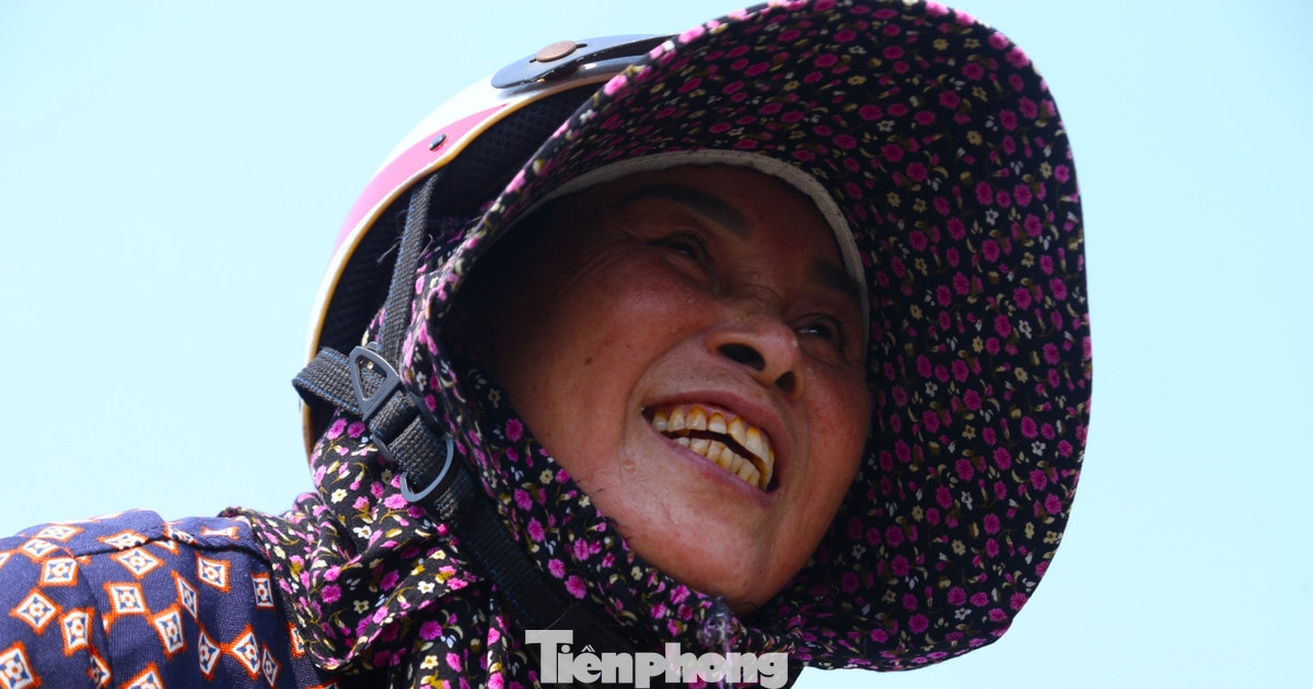 Nắng hơn 40 độ C, người lao động gồng mình mưu sinh