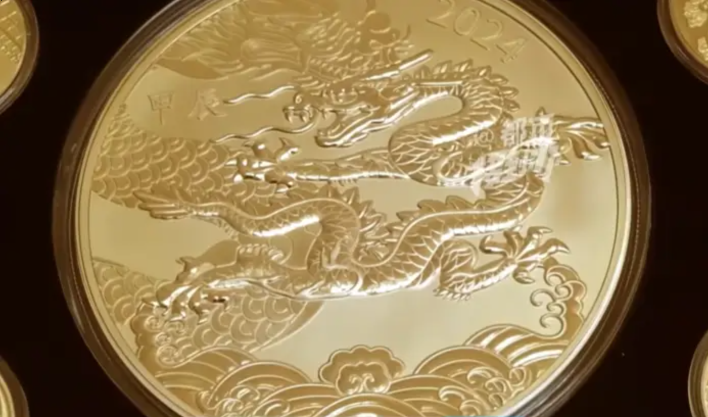 Phát hiện 'đồng tiền vàng' nặng 2kg dưới gầm giường của người đàn ông bị đột quỵ: Người vợ lập tức gửi đơn khiếu nại