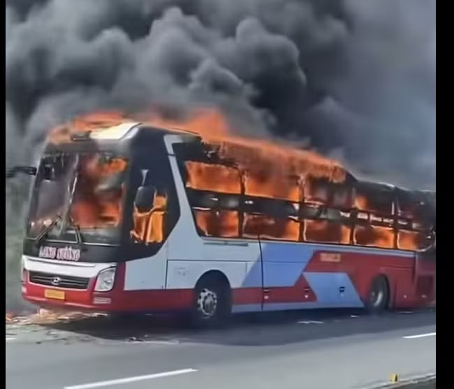 Xe khách bốc cháy ngùn ngụt trên Quốc lộ 1 qua Khánh Hòa - Ảnh 1.