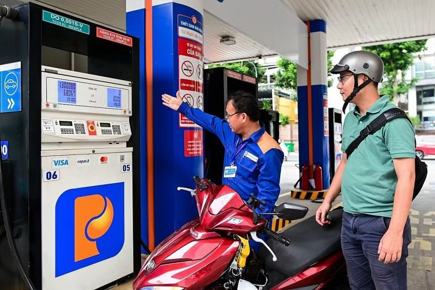 Hôm nay sẽ có quyết định quan trọng về các loại thuế với xăng dầu ảnh 1 Hôm nay sẽ có quyết định quan trọng về các loại thuế với xăng dầu - Ảnh 1.