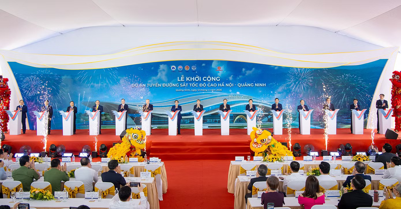 Thủ tướng Lê Minh Hưng và các đại biểu bấm nút khởi công dự án tuyến đường sắt tốc độ cao Hà Nội - Quảng Ninh. Ảnh: Vingroup. Thủ tướng Lê Minh Hưng bấm nút khởi công đường sắt tốc độ cao Hà Nội - Quảng Ninh - Ảnh 2.