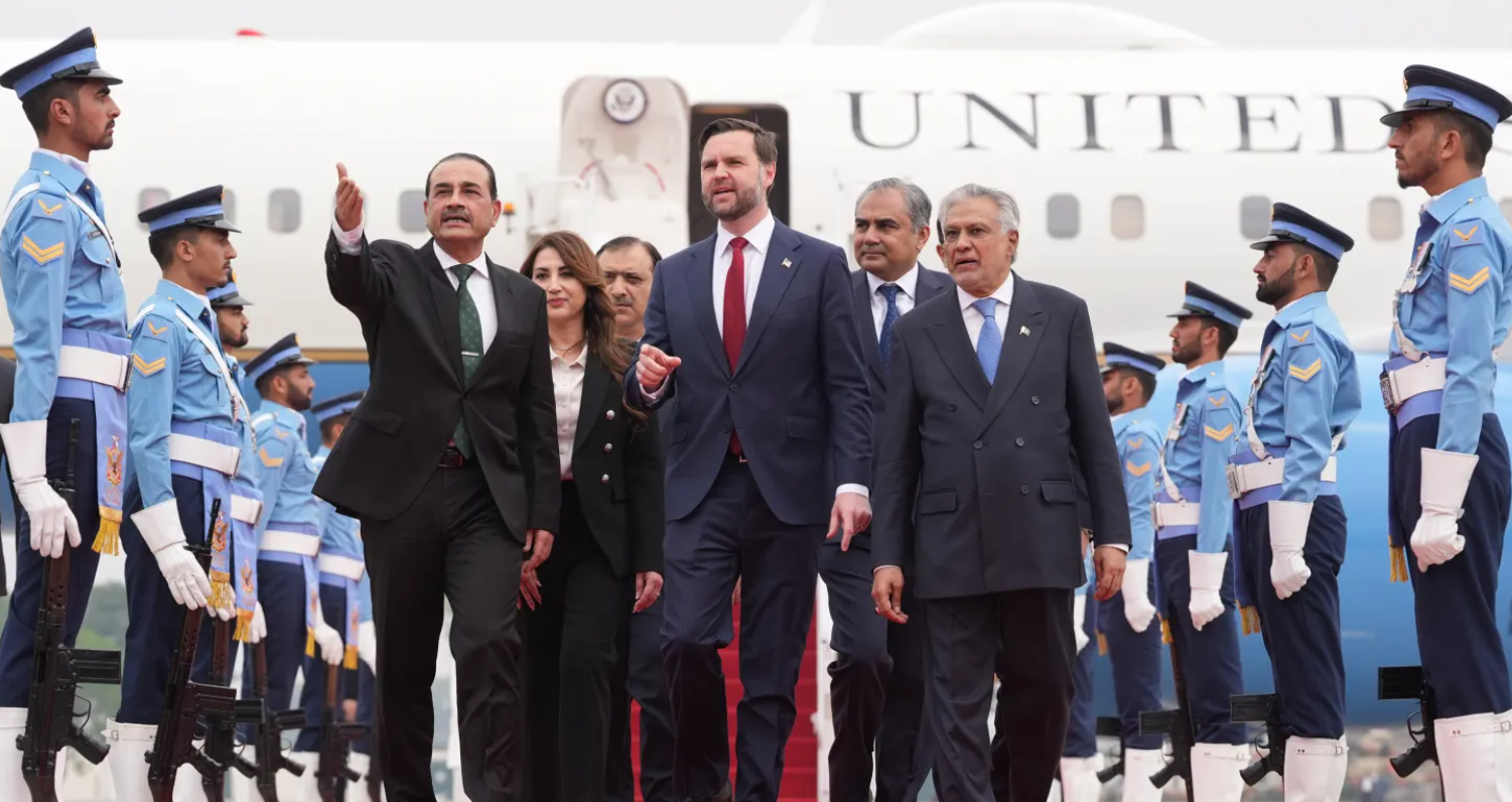 Mỹ - Iran chưa tìm được lối thoát: Đàm phán sang ngày thứ hai, tàu chiến áp sát Hormuz