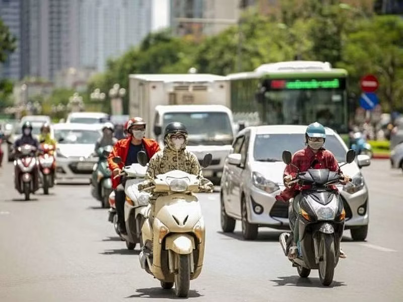 Trong hai ngày đầu tuần (13-14/4), miền Bắc tiếp tục có nắng nóng diện rộng. Nắng nóng gay gắt bao phủ toàn miền Bắc - Ảnh 1.