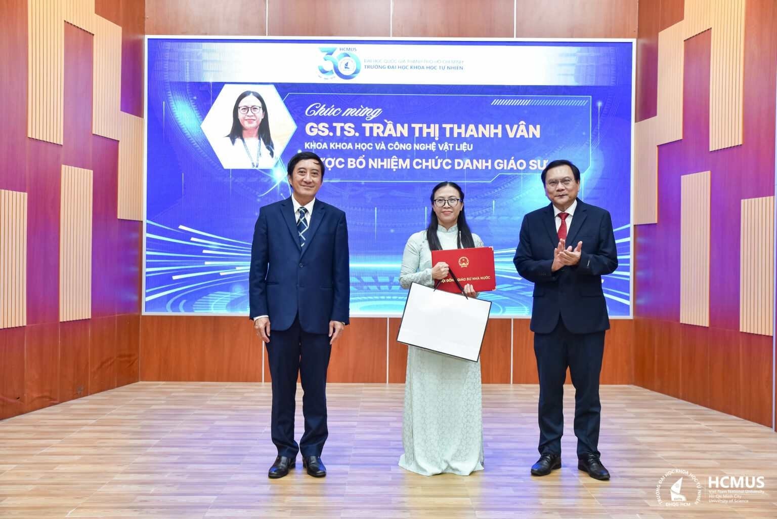 Nữ Giáo sư trẻ nhất Việt Nam có bằng Tiến sĩ tại Pháp: Bỏ mức lương 'khủng' về nước làm việc, là trưởng khoa tại ĐH lớn thứ 2 cả nước