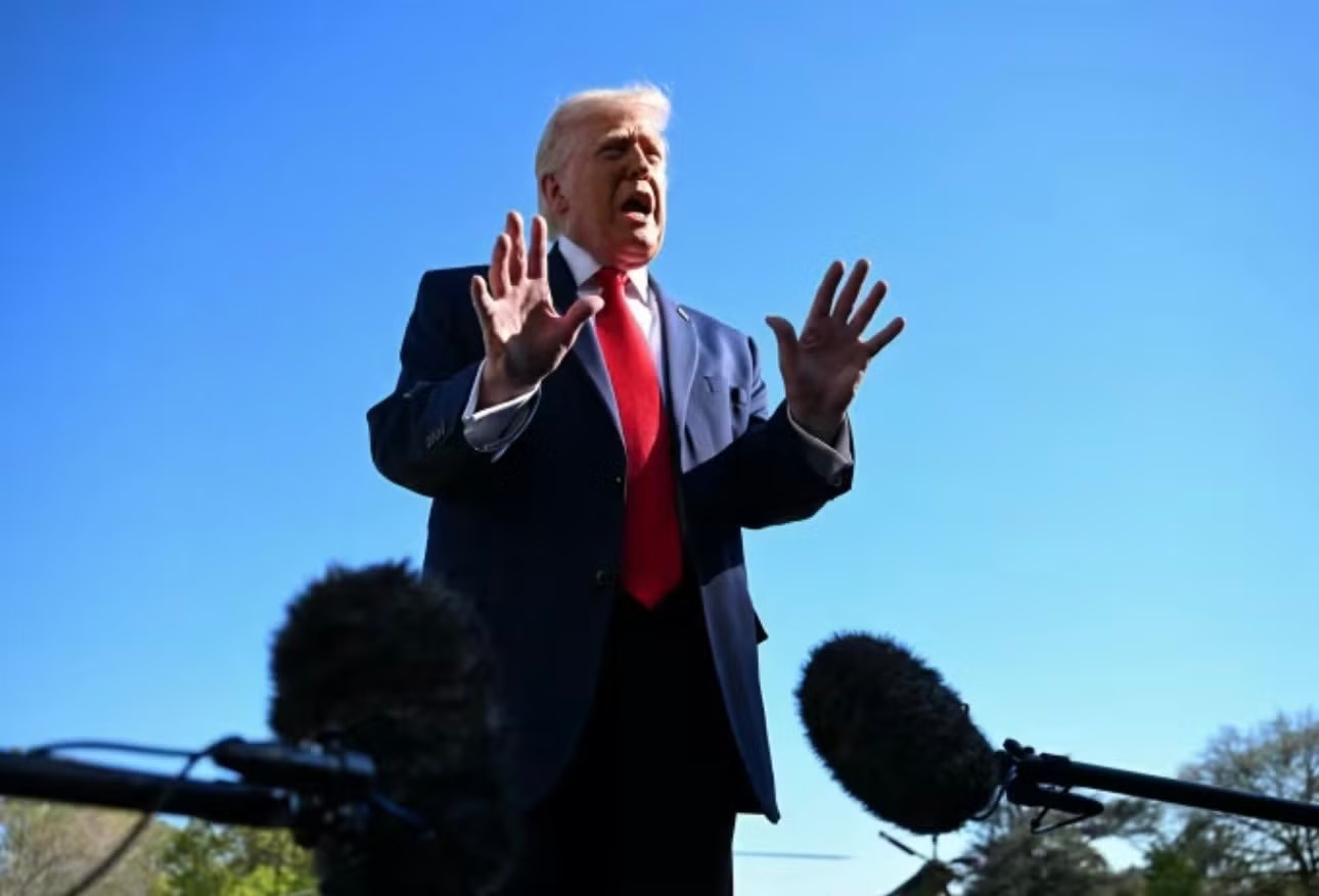 Đe dọa phong toả eo biển Hormuz: Nước cờ mạo hiểm của Tổng thống Mỹ Trump - Ảnh 1.
