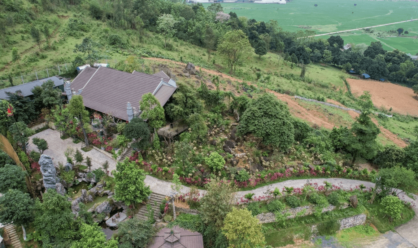 Nữ NSND trẻ nhất Việt Nam sở hữu biệt phủ 8.000m2: Hòn non bộ cao bằng nhà 2 tầng, điện thờ hướng ra dãy núi hùng vĩ- Ảnh 2. Nữ NSND trẻ nhất Việt Nam sở hữu biệt phủ 8.000m2: Hòn non bộ cao bằng nhà 2 tầng, điện thờ hướng ra dãy núi hùng vĩ- Ảnh 2.