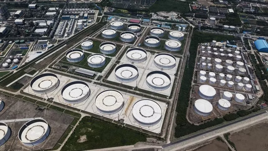 Các bể chứa dầu tại một khu sản xuất hóa dầu ở ngoại ô Thượng Hải, Trung Quốc. Trung Quốc mua khoảng 90% lượng dầu xuất khẩu của Iran, tương đương khoảng 1,7 triệu thùng mỗi ngày. Ảnh: Bloomberg. Nguy cơ ‘kịch bản tận thế’ tại eo biển Hormuz, Mỹ cân nhắc nối lại không kích Iran - Ảnh 2.